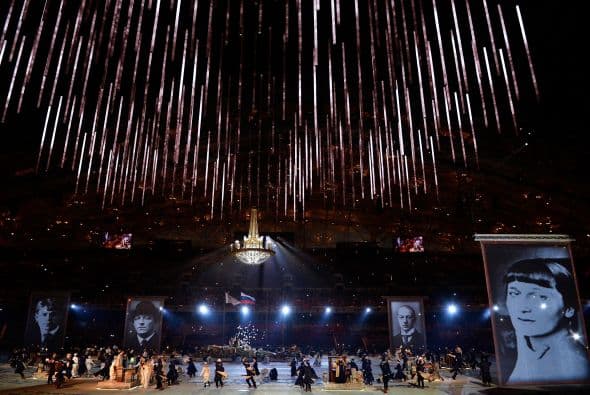 Por su parte, la bandera de los deportistas ucranianos, cuyo país vivió el sábado el triunfo de una revolución popular, fue enarbolada con un crespón negro en recuerdo de los caídos.