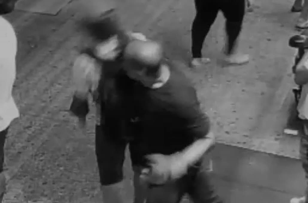 Hombre queda grave tras ser golpeado sin provocación afuera de un restaurante en el Bronx