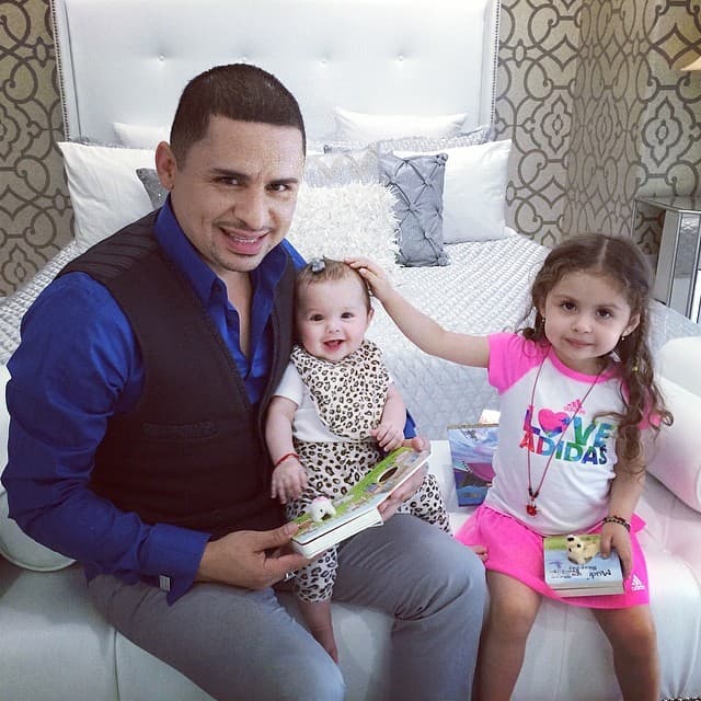 Pero no sólo él se consiente, sus pequeñitas también son súper fashionistas gracias a su papi.