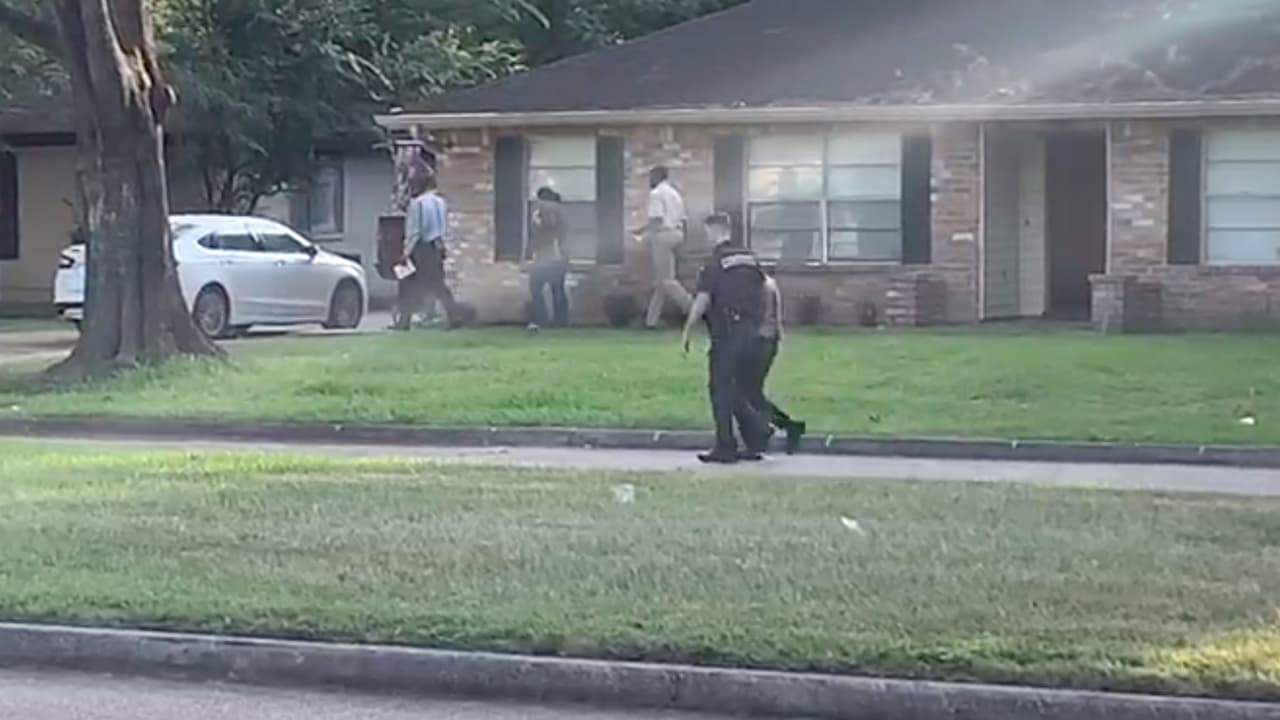 Las autoridades están interrogando a varias personas en el área.