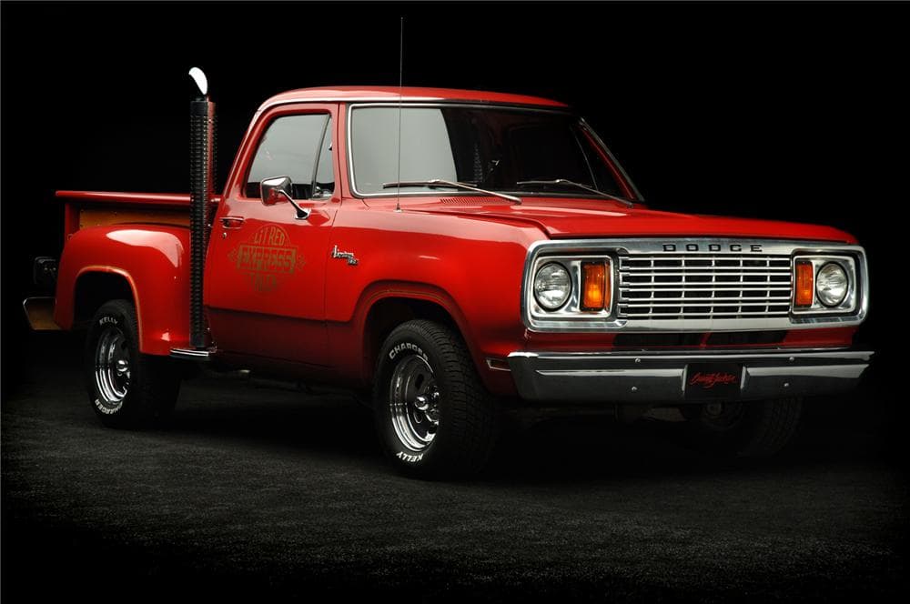 <b>1. Dodge Adventurer 150 L’il Red Express 1978-79</b>: La Dodge L’il Red Express no solo fue la pickup más rápida de finales de la década de los 70, sino que era uno de los vehículo más rápido vendido en Estados Unidos durante esos días. Lo cual francamente no es mucho decir, pero tratándose de una camioneta pickup no deja de ser notable.
<br>
<br>Se trataba de una Dodge Adventurer equipada con un motor V8 de 360 pulgadas cúbicas (5.9 litros) que generaba 225 caballos de fuerza, cifras bastante ordinarias hoy en día. Pero en 1978 en la pruebas calibradas de la revista Car and Driver, la L'il Red corrió el
<b>1/4 de milla en solo 14.71 segundos</b>, más rápido que los Porsche 928 (15.31 segundos) y 911/SC at (14.81 segundos) y que el Ferrari 308/GTS (15.08 seconds). Dodge sólo fabricó 2,188 ejemplares en 1978 y 5,188 en 1979.