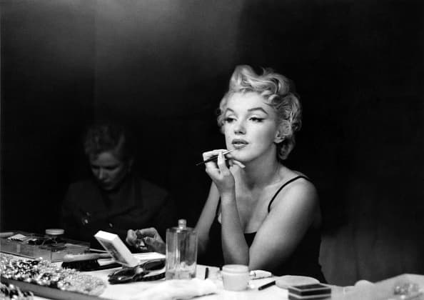 La famosa actriz, comediante y modelo estadounidense 
<b>Marilyn Monroe</b> es sin lugar a dudas uno de los íconos de Hollywood. En la imagen se muestra cómo se delineaba los labios con ayuda de su mano izquierda. Es considerada el símbolo sexual de la década de 1950 y principios de los 60. Murió a consecuencia de una sobredosis de barbitúricos tras batallar durante años contra la ansiedad y la depresión. Muchos consideran que el film de misterio 'Niagara' la lanzó definitivamente a la fama.