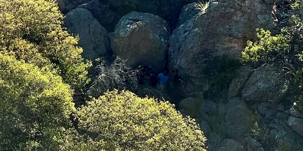 Presuntos migrantes activaron la tecnología cuando se encontraban al sur de Arivaca, Arizona. Un helicóptero en el área respondió para ayudarlos. Los agentes rastrearon un grupo del norte, y localizaron a 12 indocumentados de Guatemala y México.
