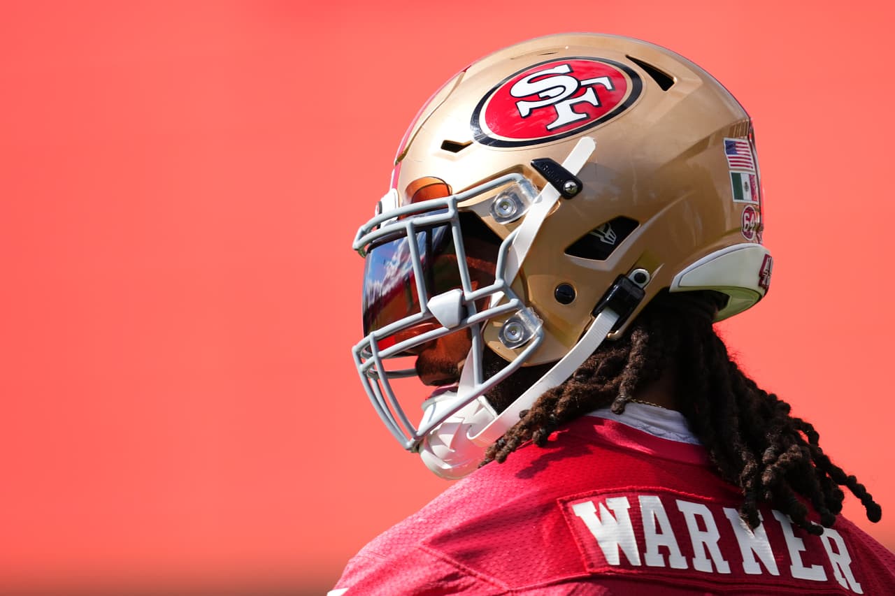 Warner lleva con orgullo su herencia mexicana, incluso portando la bandera tricolor en su casco y en sus spikes durante los juegos. Esta muestra de amor y respeto hacia sus raíces ha sido admirada por sus compañeros de equipo y por la comunidad latinoamericana en general.
