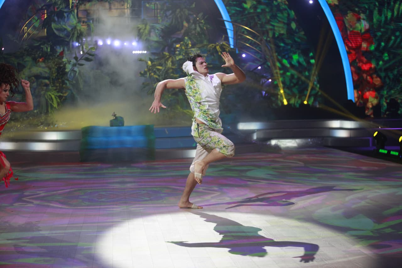 <a href="https://www.univision.com/shows/mira-quien-baila/magalenha-saca-el-espiritu-carnavalesco-de-emmanuel-palomares-video" target="_blank">Emmanuel bailó el afro jazz 'Magalenha'</a>, que requería mucho control y movimiento de sus brazos. Aunque para Dayanara el cuerpo de Emmanuel fue absolutamente aprovechado por los coreógrafos, Joaquín le recomendó soltar más sus brazos y Lola le encargó que para este tipo de bailes contraiga más su espalda "eso ayuda a que los brazos no chicoteen y a que la cabeza se pueda mover".