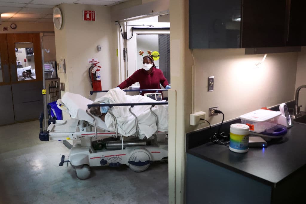 Hay nuevas divulgaciones de la cobertura del seguro de salud que los empleadores deben hacer para informar mejor a los empleados de acuerdo con la Ley de Divulgación de la Cobertura del Consumidor. Si bien los requisitos de cobertura del seguro médico del estado se limitan a los planes regulados por el estado, la nueva ley aporta transparencia al exigir a todos los empleadores que hacen negocios en Illinois que revelen a sus empleados lo que cubren y lo que no cubren los planes de salud de grupo, si es que ofrecen un seguro médico de grupo. Los empleadores que ofrecen planes de seguro de salud de grupo en Illinois deben proporcionar a los empleados una comparación de la cobertura del plan de salud de grupo del empleador y los beneficios de salud esenciales cubiertos por los planes de salud del Mercado ACA vendidos en Illinois. En total, hay 42 servicios y tratamientos médicos que los empleadores deben identificar como cubiertos o no.