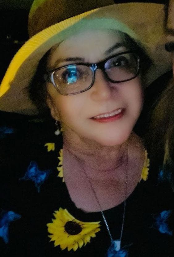 Sin embargo, llamó la atención uno muy especial: el de
<b> <a href="https://www.univision.com/famosos/hay-reconciliacion-rosa-saavedra-fue-al-concierto-de-su-nieta-chiquis-y-asi-reacciono-al-verla-video" target="_blank">su abuela, doña Rosa Saavedra. </a></b>
<br>