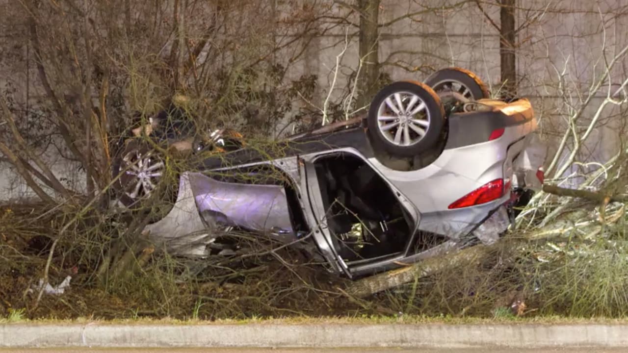 La conductora murió en el lugar por lo que los paramédicos ya no pudieron hacer nada por ella.