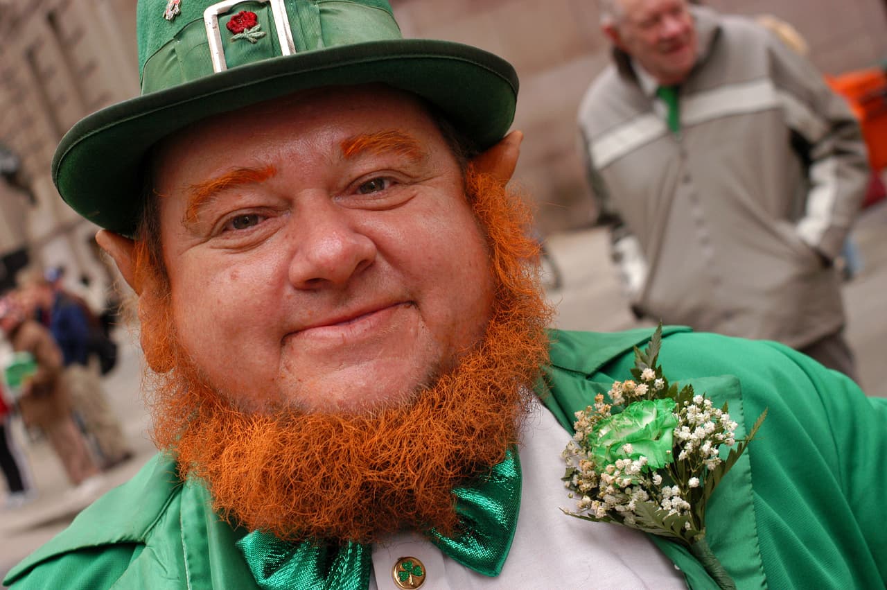 Particularmente en Irlanda se celebra mucho al duende llamado 'leprechaun', aquel que cuida su fortuna en un pozo de oro al final del arcoiris y le encanta engañar a la gente (como otras variaciones de duendes). Pero los cuentos de duendes han estado presentes desde el siglo XV en varias tradiciones, donde se les considera desde seres juguetones hasta demoniacos.