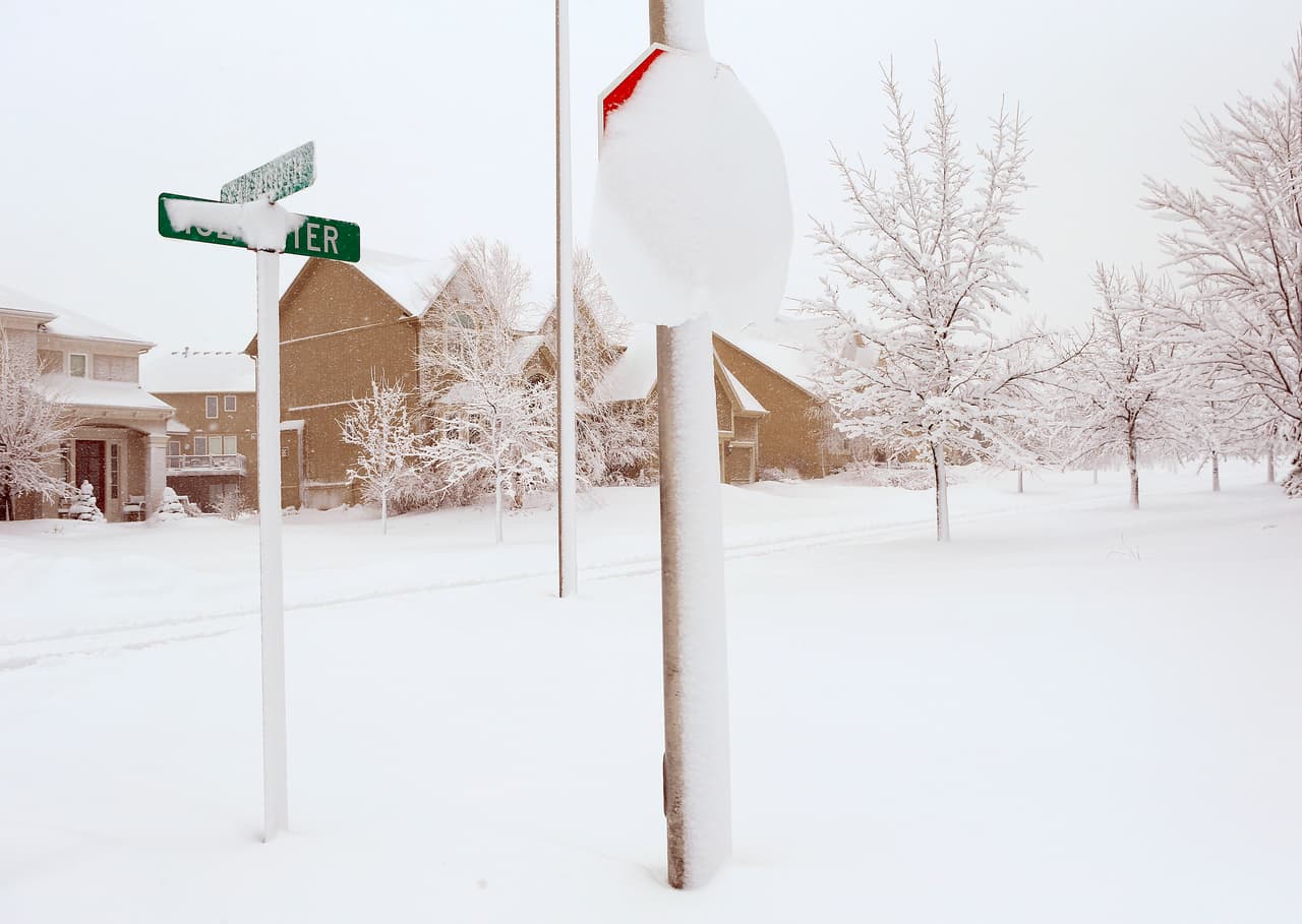 La nieve cubre una calle de Kansas City, Missouri, el pasado 27 de febrero. El lunes 15 de febrero, la ciudad registró un récord de -32ºF (-35ºC), la temperatura más baja en más de 30 años, de acuerdo con el 
<a href="https://twitter.com/NWSKansasCity/status/1361298476550684672" target="_blank">National Weather Service</a>.