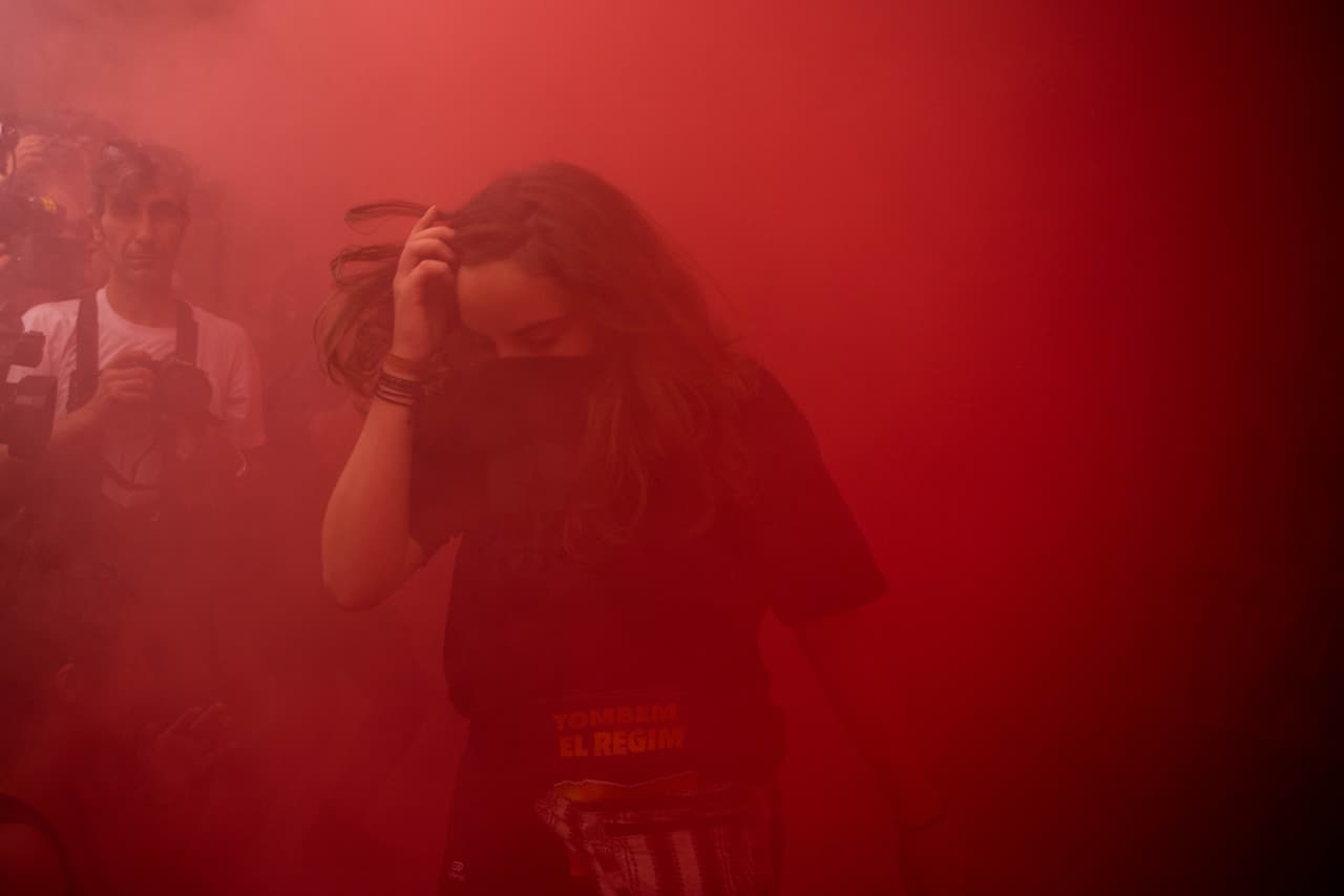 Después de la declataratoria de independencia el gobierno español intervino la comunidad autónoma catalana y destituyó al gobierno regional. Un año más tarde decenas de manifestantes separatistas bloquearon calles y líneas ferroviarias para presionar al gobierno local, también independentista.