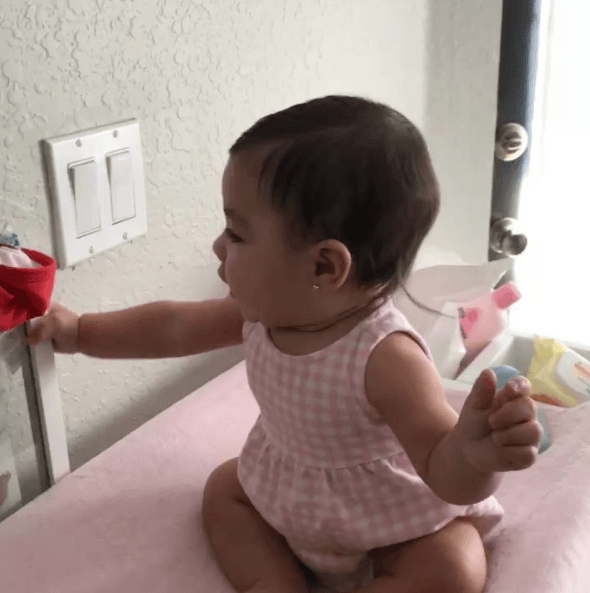 Esta imagen que compartió muestra como Amaia ya está empezando a sentarse.