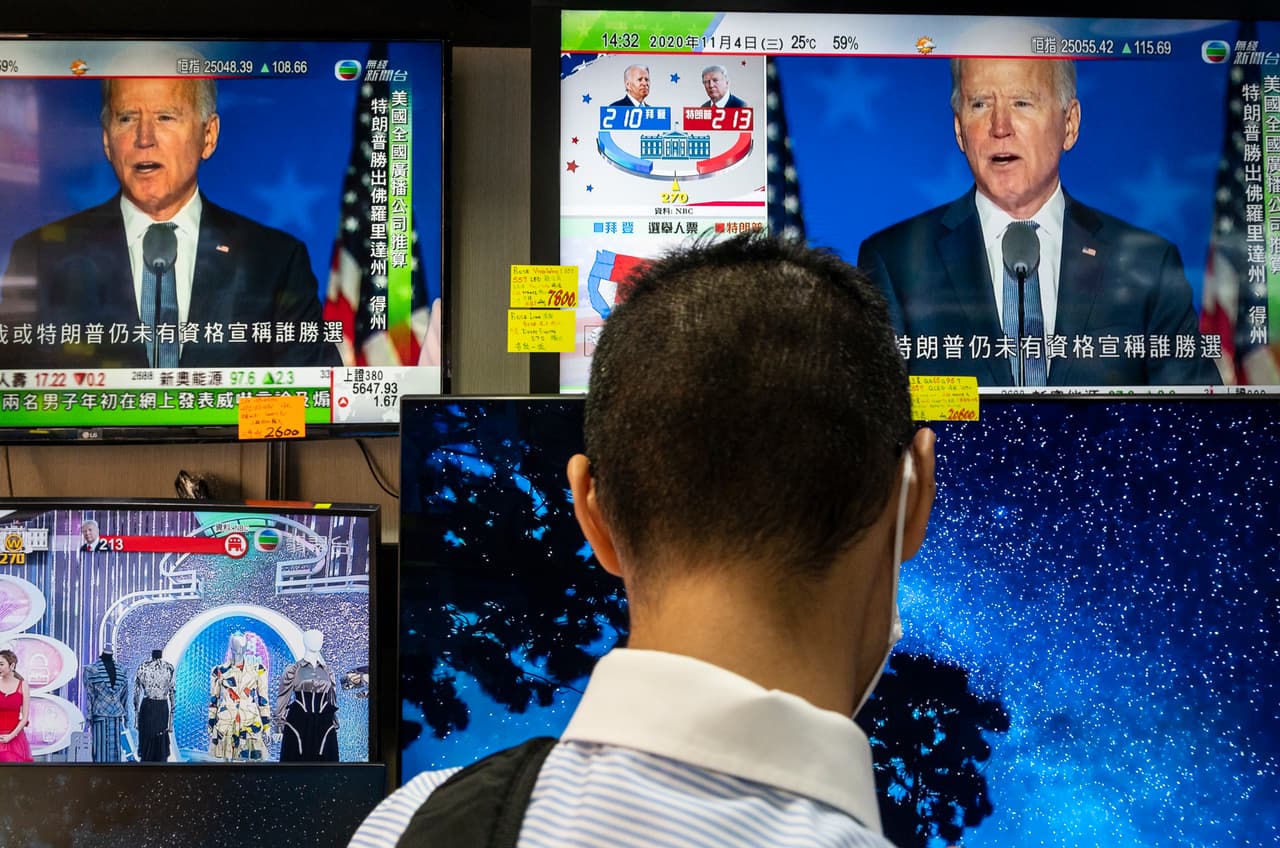 La intervención de Biden vista en las pantallas de una tienda de electrónicos en Hong Kong. En Eslovenia, la patria de la primera dama Melania Trump, el primer ministro derechista Janez Jansa dijo que estaba “bastante claro que el pueblo estadounidense ha elegido a Donald Trump”, uno de los pocos mandatarios mundiales en adelantarse a los resultados definitivos.
<br>
