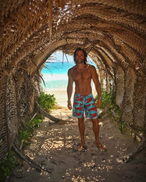 Sin embargo
<b><a href="http://www.univision.com/programas/novelas/sebastian-rulli-celebro-42-anos-con-una-historia-de-amor-de-telenovela-al-lado-de-angelique-boyer-fotos">Rulli</a></b> siempre ha dado muestra de que su atlético cuerpo se debe a la constancia y disciplina de una vida sana.