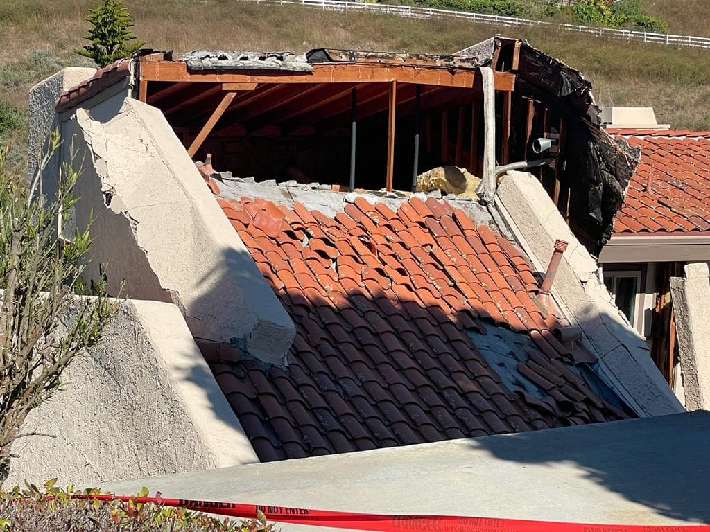 En este momento, las autoridades se enfocan en prevenir una tragedia mientras ayudan a los residentes, que en cuestión de horas perdieron su casa y múltiples bienes que no pudieron sacar antes de ser desalojados.