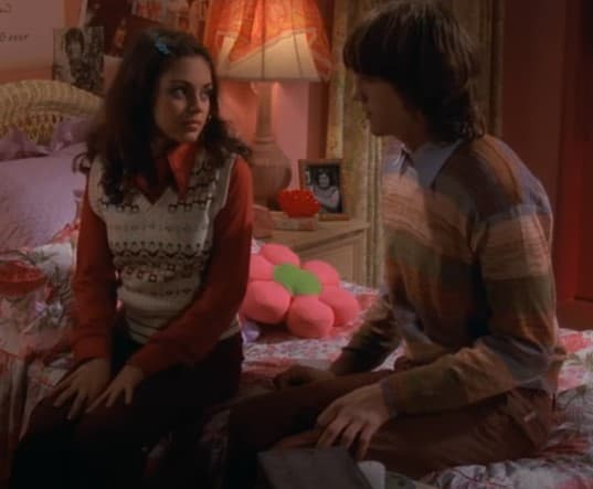 El romance de su personaje, Jackien el 'El show de los 70' con Michael Kelso, al cual interpretaba Ashton Kutcher, sobrepasó la ficción, pues la pareja se casó el 4 de julio de 2015.