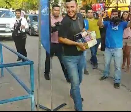 También los músicos de Calibre 50, encabezados por Edén Muñoz, llegaron al estadio de beisbol de Mazatlán, Sinaloa con su aportación, pero además estuvieron ayudando a las brigadas del DIF estatal y pidiendo a la comunidad a que llegaran con su aportación a través de sus redes sociales y de las estaciones de radio.