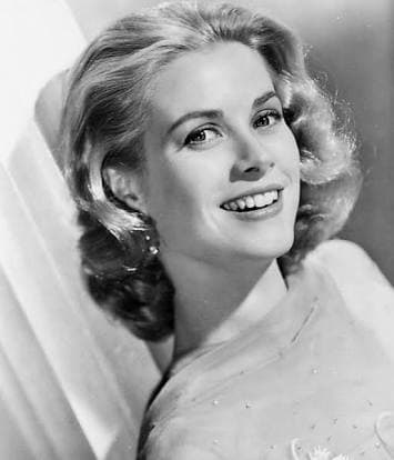 Fue una verdadera princesa, pero el cuento de hadas de Grace Kelly no tuvo final feliz. Cambió Hollywood por Monaco, tuvo tres hijos hermosos con el príncipe Rainiero y se mató a los 53 años en un accidente de carretera, en septiembre de 1982. Por años se dijo que la responsable fue su hija Estefanía, pero en 2010, se hicieron públicos los resultados de la autopsia que revelaron que sufrió un infarto al volante.