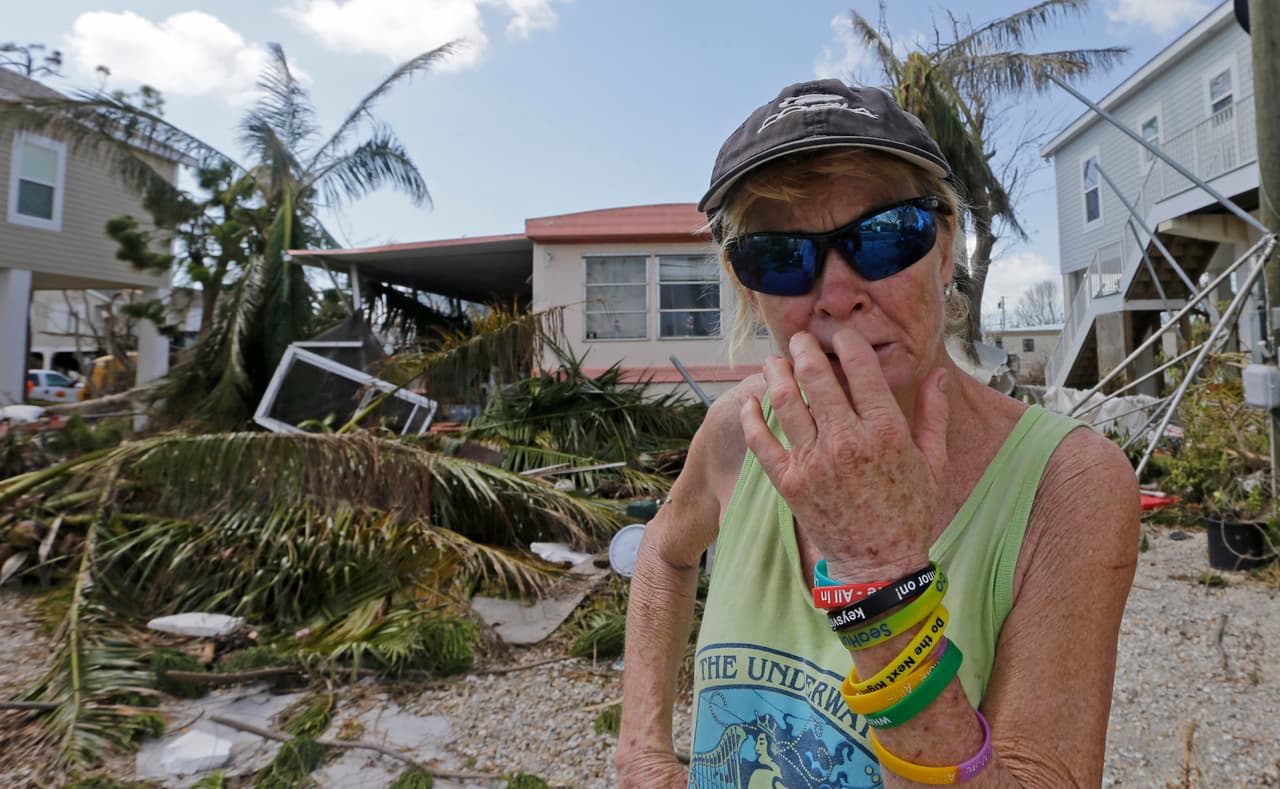 Cynthia Hodakowski aguanta las lágrimas, mientras se pregunta cuándo llegará la ayuda en Big Pine Key, Florida.