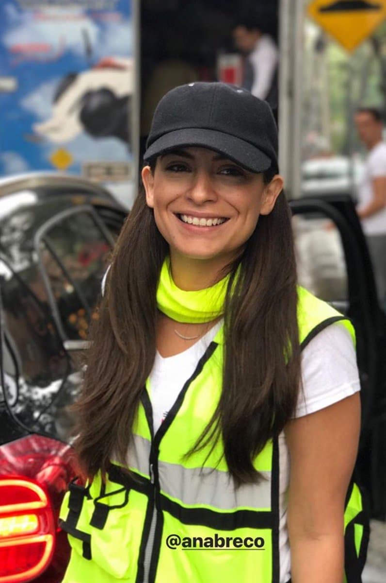 <b><a href="http://www.univision.com/temas/ana-brenda-contreras">Ana Brenda</a></b> fue otra de las famosas a las que no le importó su apariencia física. Portando una gorra y su sonrisa, fue la manera en la que ayudó a llevar objetos que se necesitaban a los diferentes centros de acopio, mostrando su solidaridad con el pueblo mexicano, aunque ella es de origen estadounidense.