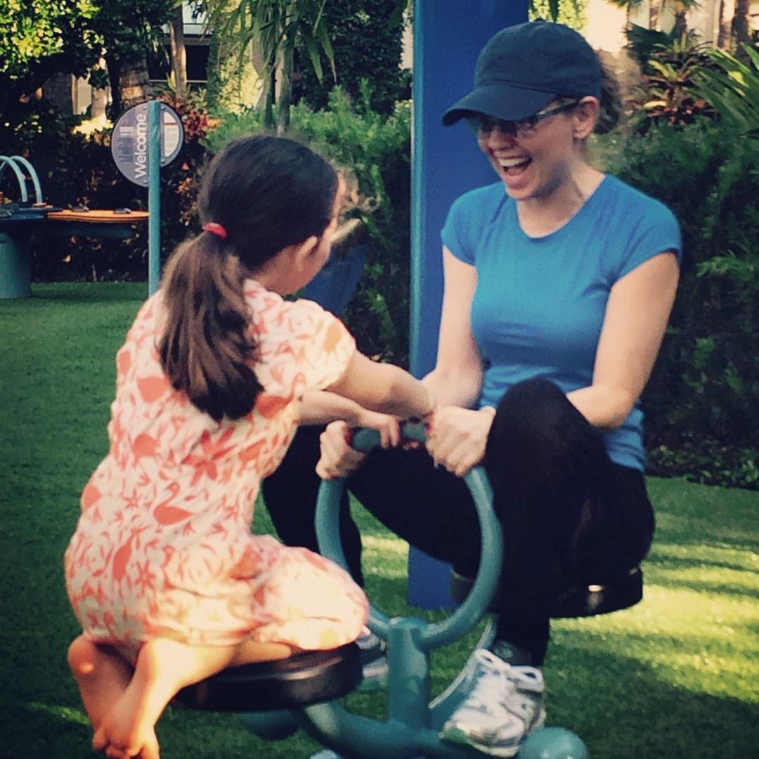 La orgullosa mamá también compartió tiernas e inéditas imágenes de la 
<b>cumpleañera en su infancia</b>.