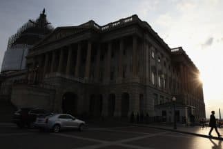 Senado de EEUU aprueba plan presupuestario de 3.8 billones que exige recortar gasto social