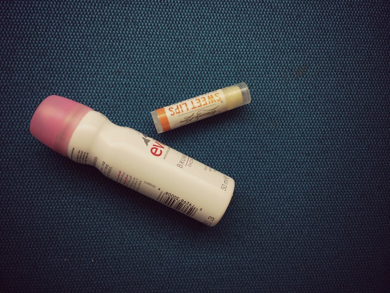 Agua y lipstick (sin color), básicos para sobrevivir