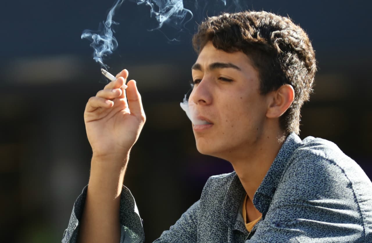 Dejar de fumar es crítico para todas las personas porque el fumar daña los vasos sanguíneos y puede llevar a enfermedad cardiovascular y ataque cerebral.