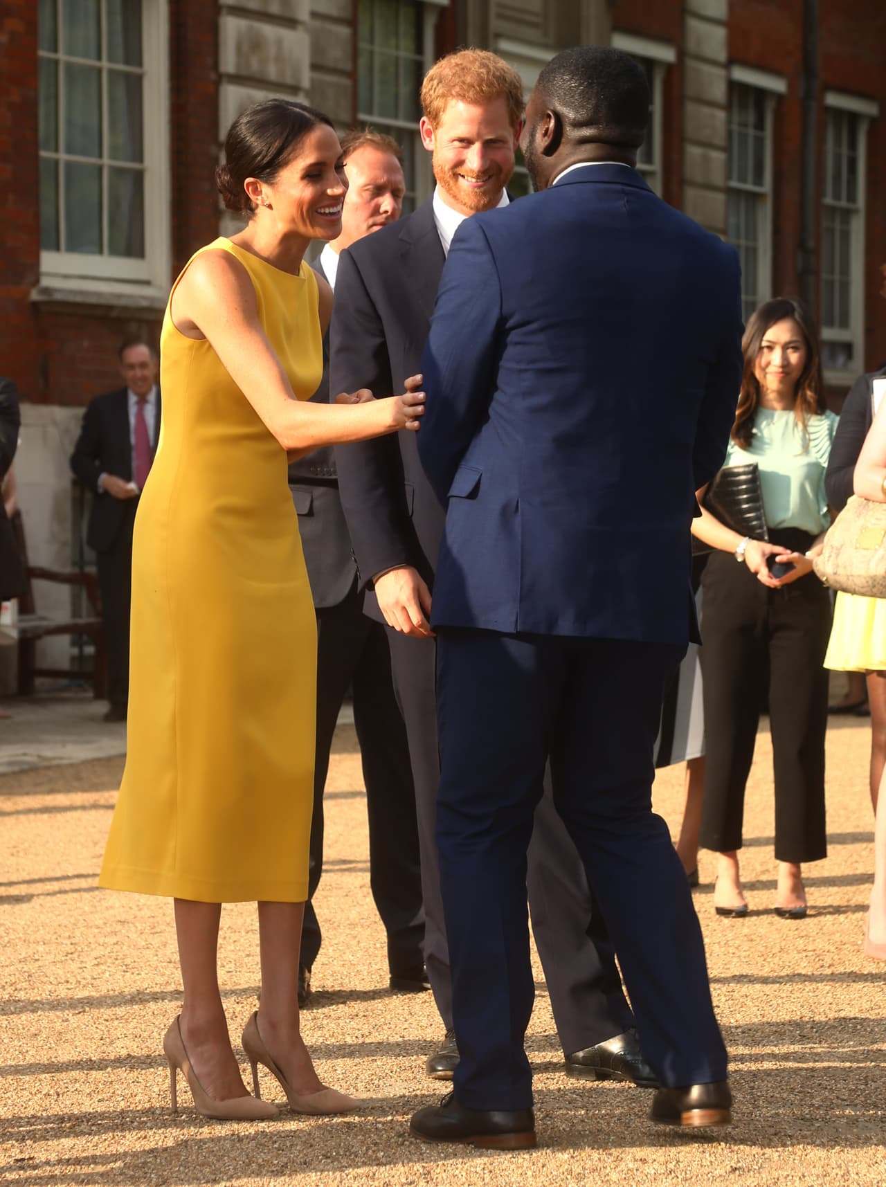 "Meghan y yo estamos muy emocionados de conocerlos. Ustedes representan el futuro de la Commonwealth", afirmó el príncipe en su mensaje durante un evento oficial donde la pareja conversó animadamente con los invitados.