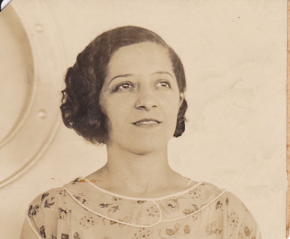 <b>La rebelde de Perú:</b> 
<b>Magda Portal (1900-1989)</b>
<br>Muchos la consideran como la primera poetisa relevante de Perú. Esta fervorosa activista y artista puso todo su empeño en el desarrollo de la educación de las mujeres, la alfabetización y la dignificación de los contratos laborales. Lideró el ala feminista del APRA (Alianza Popular Revolucionaria Americana) abogando por la justicia social. 
<a href="https://www.amazon.com/Peruvian-Rebel-World-Portal-Selection/dp/0271035501">Con sólo 23 años ya era conocida por sus poemas</a>, que en ocasiones tuvo que abandonar por las exigencias de su compromiso político.
<br>