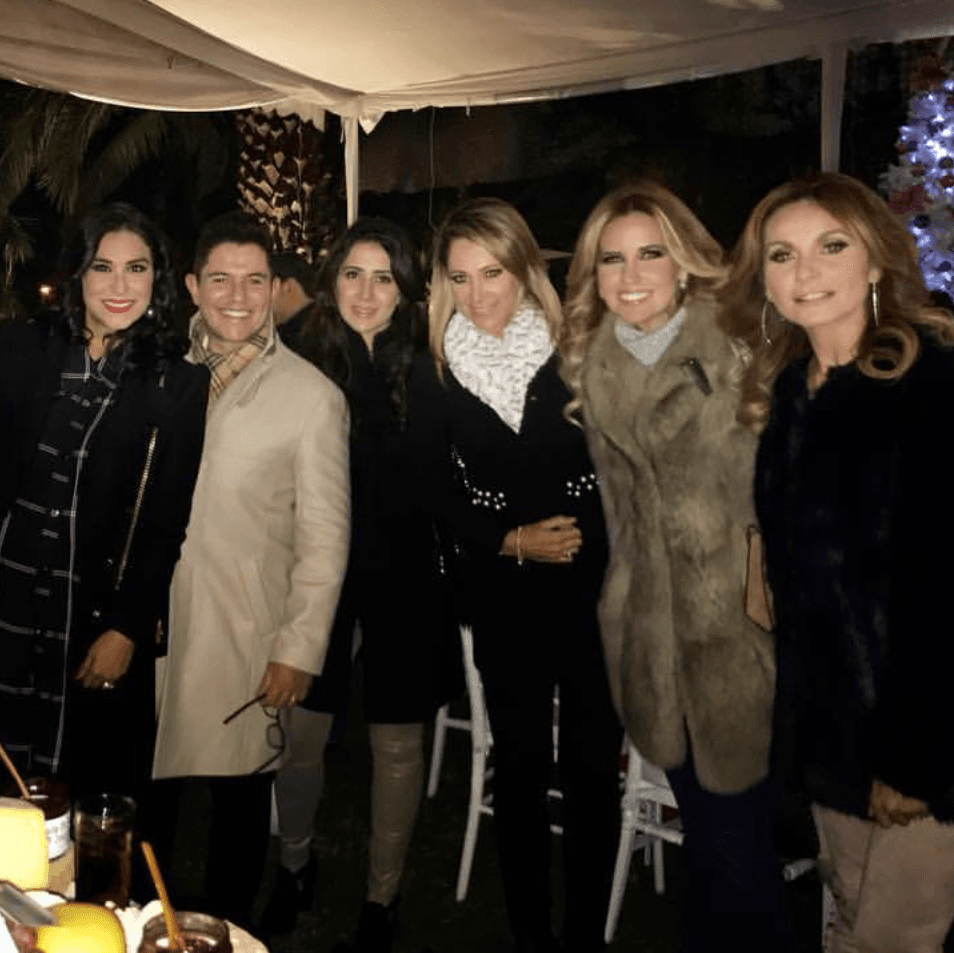 La foto del recuerdo entre varios amigos: Ernesto Laguardia con su esposa Paty; la conductora Inés Sanz; Raquel Bigorra y Elizabeth Álvarez.