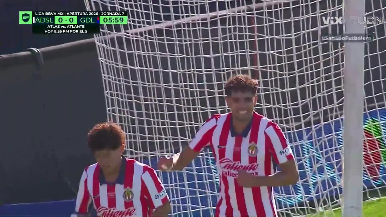 ¡GOOOOOL DE LAS CHIVAS! Remate de Marín que pega en el palo y rebota en la espalda de Andrés Sánchez para el 0-1