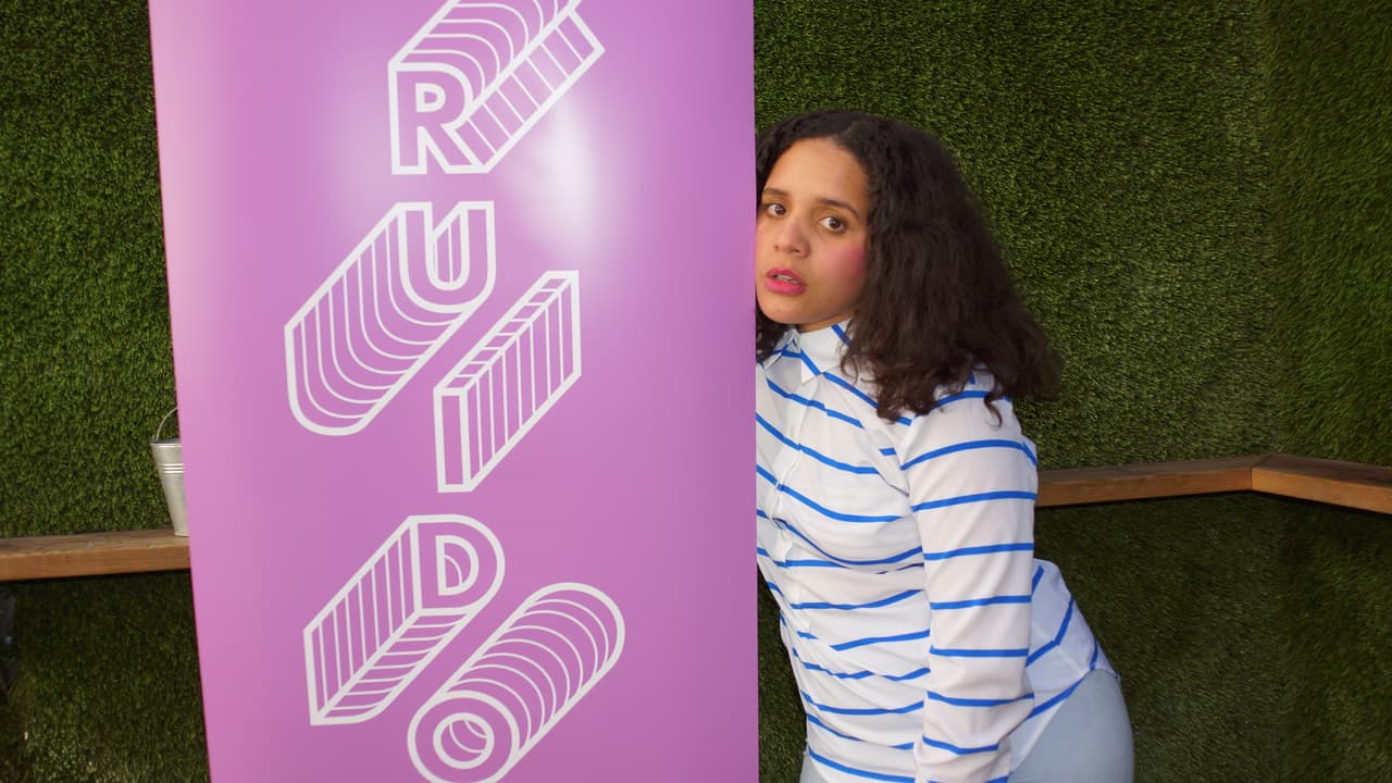 Lido Pimienta junto al cartel de Ruidosa, el festival de Francisca Valenzuela que tuvo presencia en Girlschool LA.