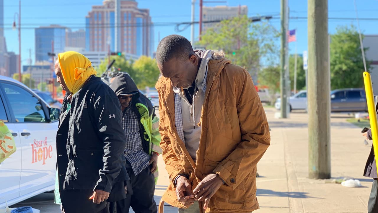 La fundación ayuda diariamente a mil 400 personas que no tienen un lugar donde vivir.