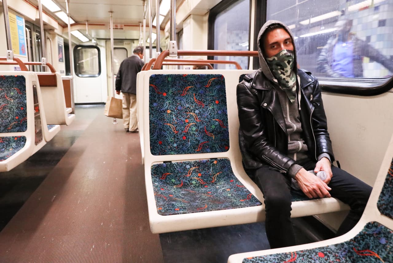 "Esto significa que el virus se puede propagar entre personas que estén interactuando muy cerca una de la otra, por ejemplo, al hablar, toser o estornudar, incluso si esas personas no están mostrando síntomas", según el comunicado del CDC.