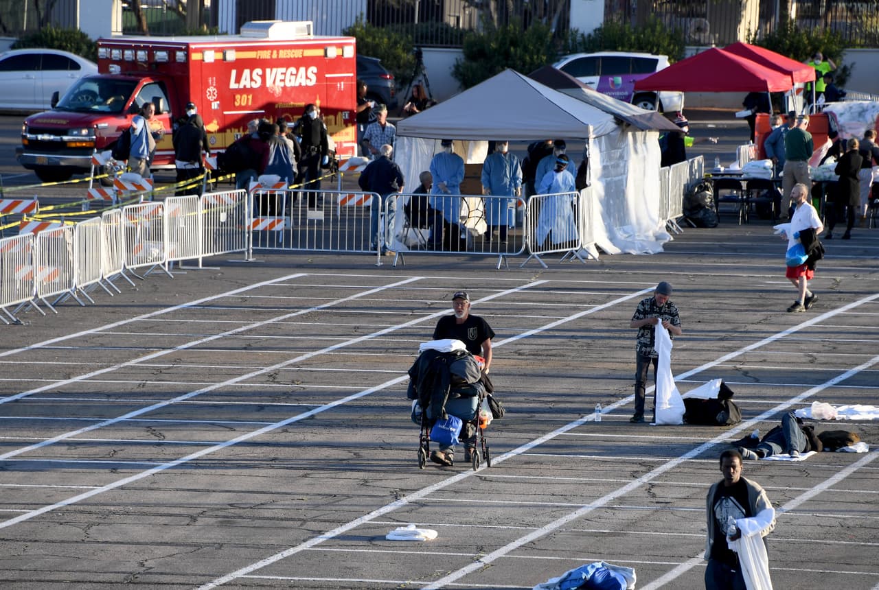 "Recuerde que Las Vegas tiene miles de habitaciones de hotel vacías en este momento y esta es la elección que alguien hizo", comentó una usuaria en Twitter, sumándose a la ola de críticas ante esta medida tomada por la ciudad.