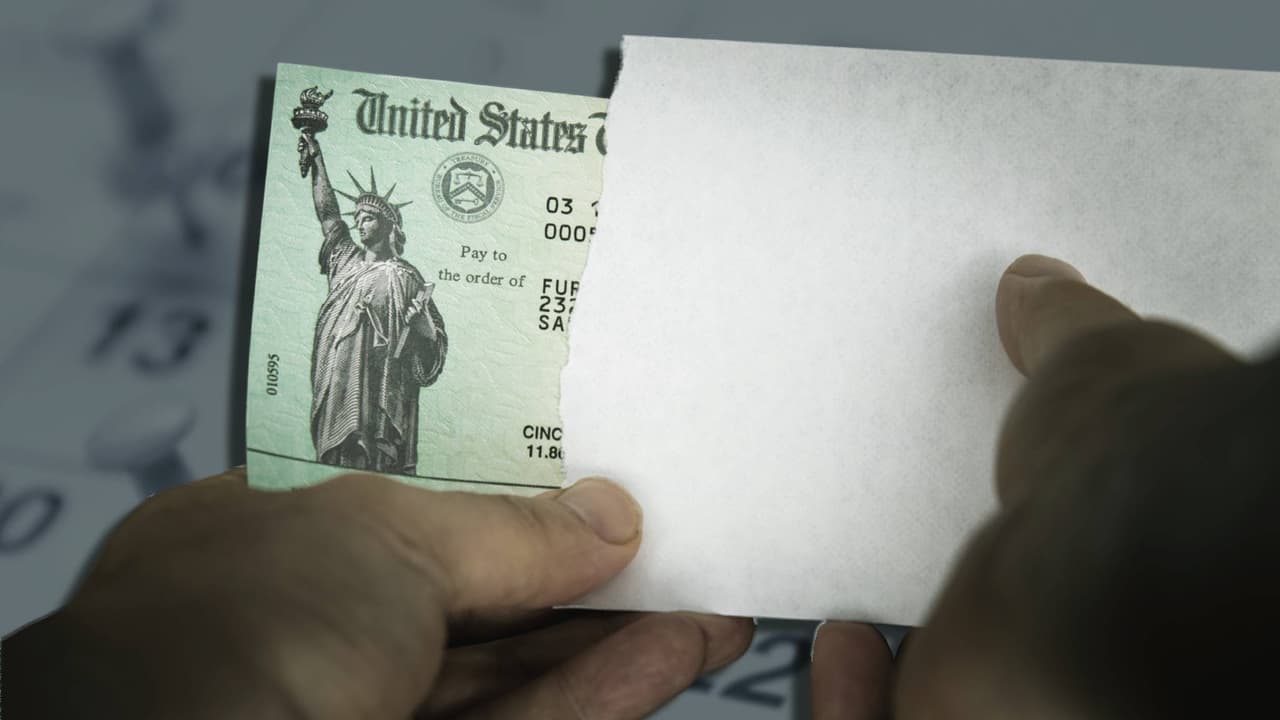 Guamán recomienda que 
<b>"no asuma, ese es el error más grande que usted puede cometer </b>al asumir o escuchar algún comentario de un amigo. Entonces mejor es verificar con un contador profesional que le revise todos sus récords y así usted puede hacer bien sus impuestos".