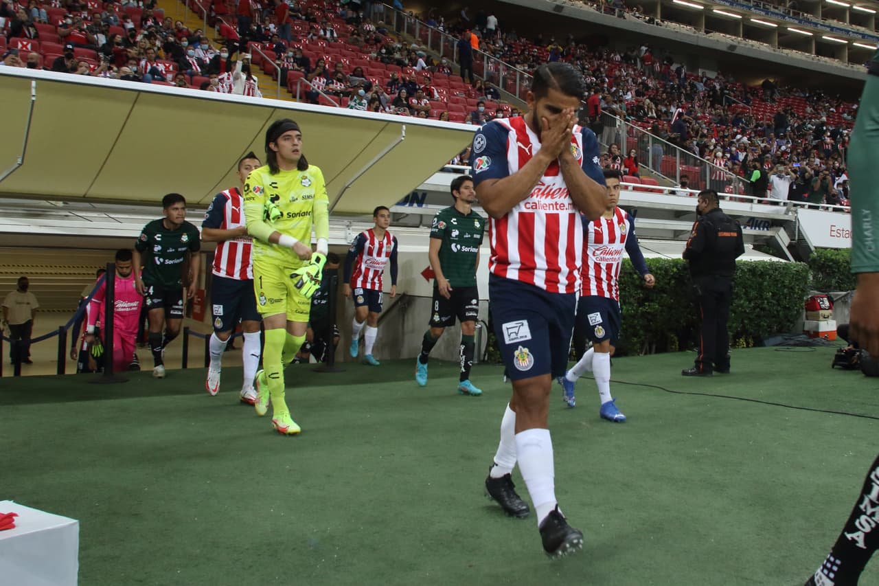 Chivas se presentaba ante Santos en su cancha para intentar ganar después de 4 jornadas en la Liga MX sin hacerlo.