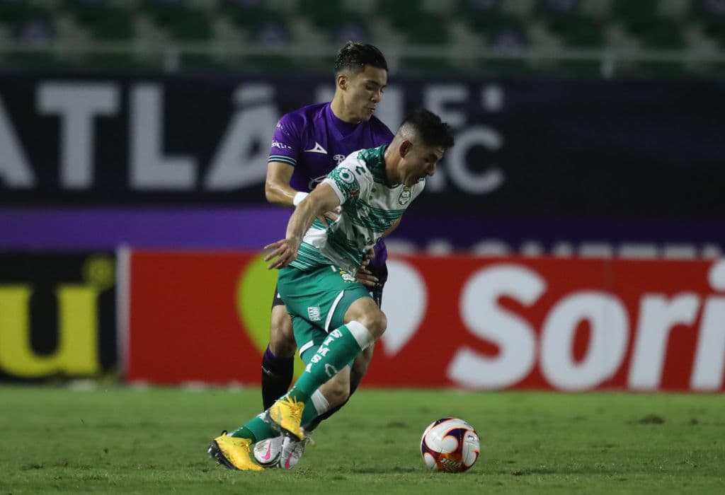 Los de Almada presionaron hacia el final del juego, pero no llegó el tanto que les diera los tres puntos en El Kraken. Santos retiene temporalmente el liderato con 7 unidades, mientras que el conjunto de Tomás Boy llegó a 4 puntos. Mazatlán recibirá a Pachuca y Santos hará lo propio con las Águilas del América en la cuarta fecha de la competición.