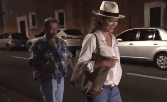 Junto a su padre, Ana caminó por las hermosas calles.