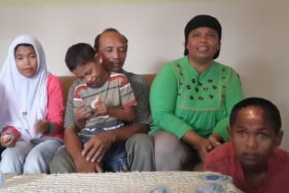 Familia halla a un segundo hijo, diez años después del tsunami de Indonesia