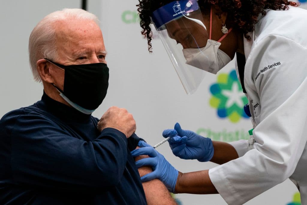 Pero en la dirigencia política también ha habido grandes figuras que han dado ejemplo, empezando por el presidente electo Joe Biden, de 78 años, quien desde el 21 de diciembre del 2020 se aplicó la vacuna contra el COVID-19.