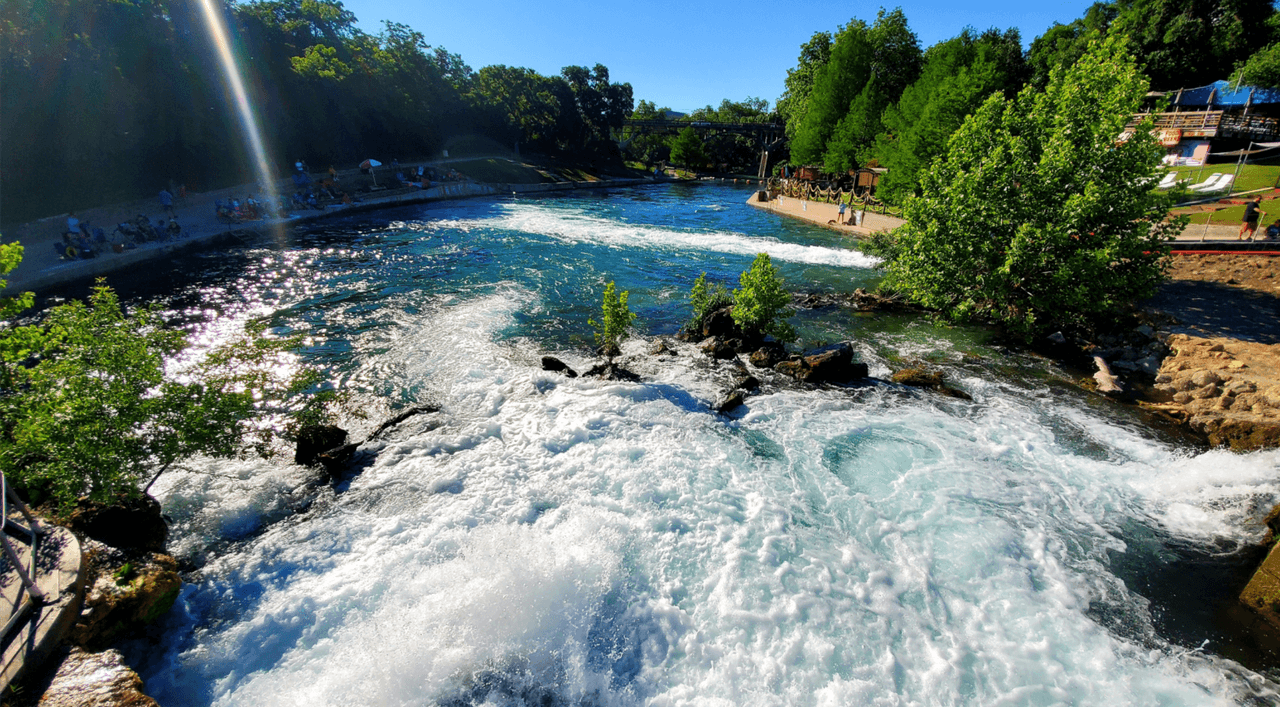 El río alberga al 
<i><a href="https://tpwd.texas.gov/huntwild/wild/species/fdarter/" target="_blank">fountain darter</a></i>, 
<b>un pez en peligro de extinción.</b>