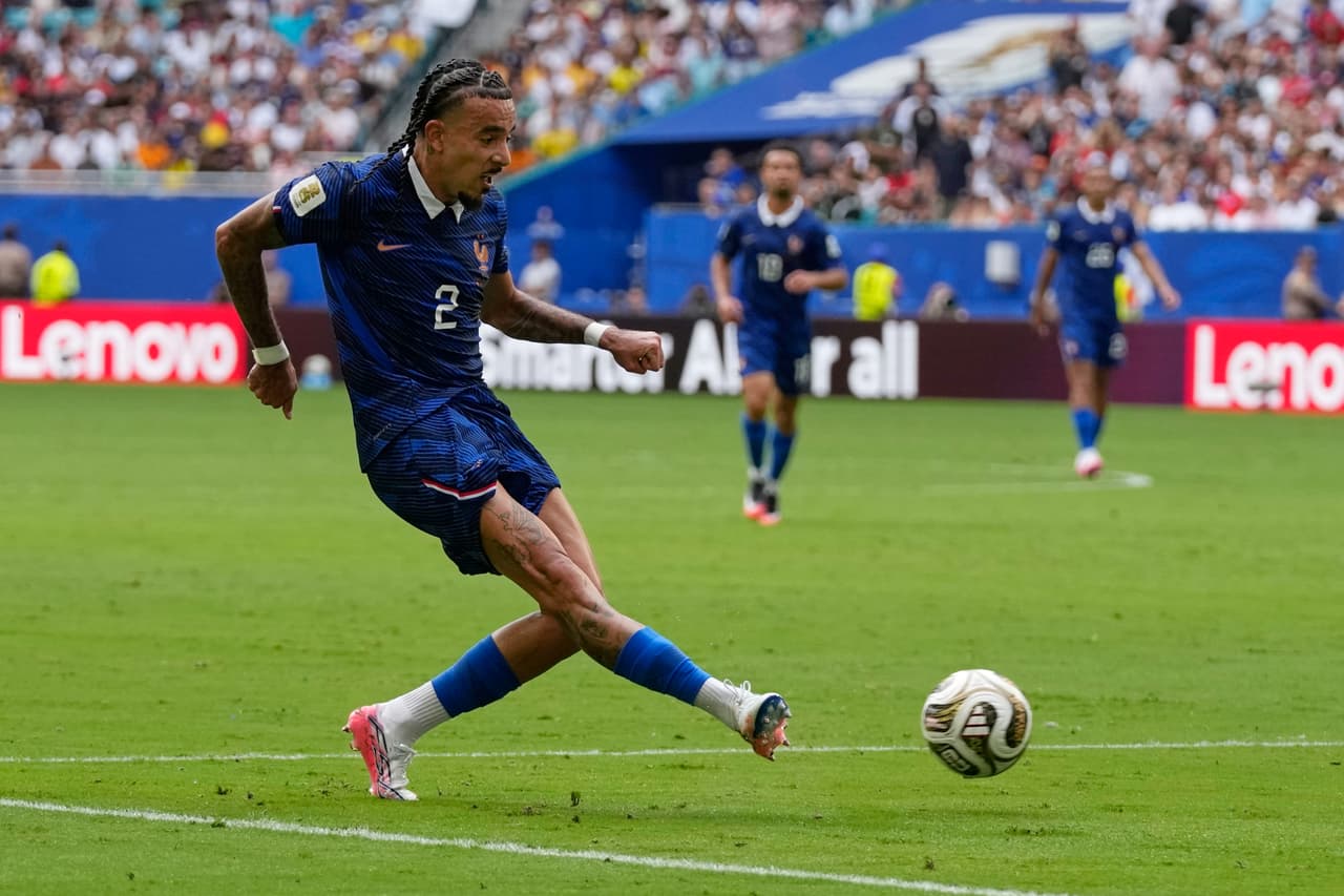 Malo Gusto (2), de Francia, patea el balón durante el partido por el tercer puesto de la Copa Mundial entre Francia e Inglaterra en Miami Gardens, Florida, el sábado 18 de julio de 2026.