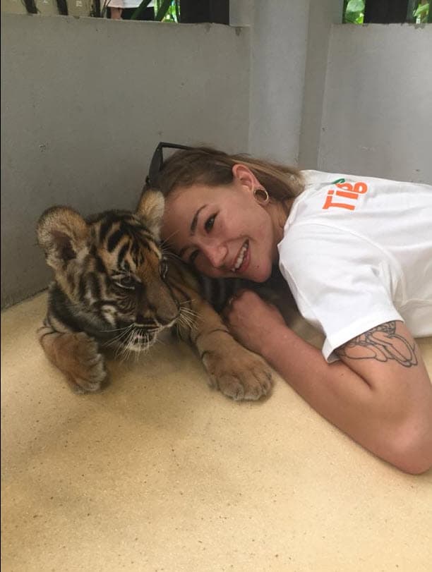 También, confesó que nunca imaginó que participaría en un certamen de belleza debido a sus tatuajes y al expansor de oreja que utilizaba: "
<b>Ni en un millón de años lo esperé</b>".
<br>