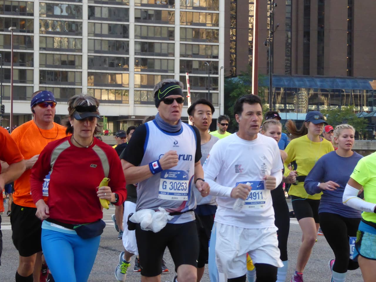 Miles de corredores de más de 100 país se dieron cita en el Maratón de Chicago desde muy temprano. Mira imágenes del ambiente que se está viviendo en este evento deportivo.