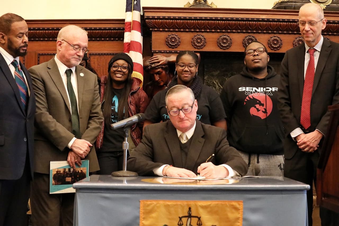 Alcalde Kenney firma tres proyectos de ley para restringir la venta de productos de vapeo y tabaco en Filadelfia