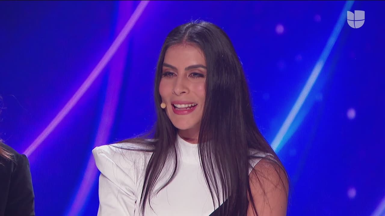 Después de esa interpretación, Disco Ball se quitó la máscara y dejó ver a María León quien, dijo, detrás de Sapo podría estar Beto Cuevas, mientras que los otros ‘investigadores’ dijeron nombres como el de Espinoza Paz, Farruko y hasta Juan Solo.