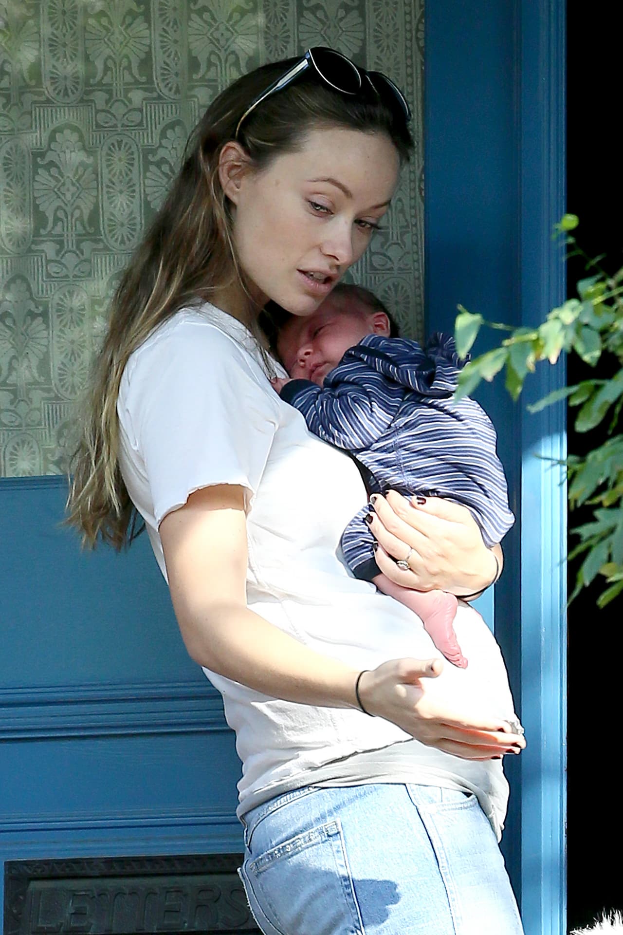 Sosteniendo a su nena recién nacida.