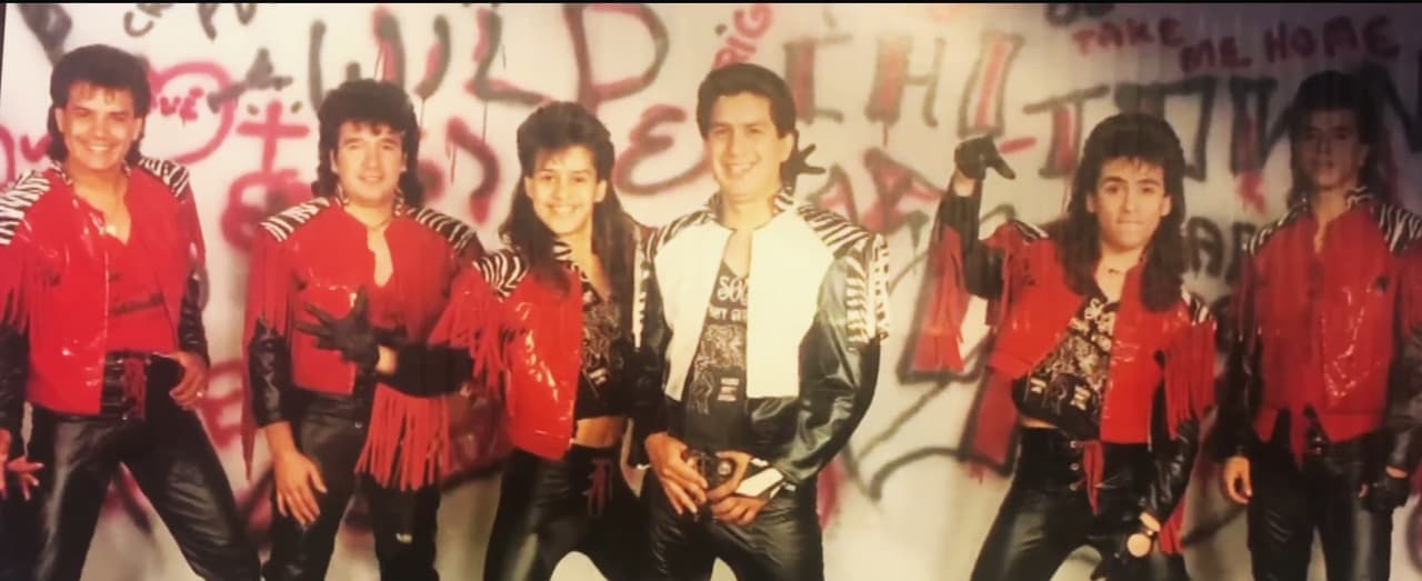 Selena reconoció el talento de Julie cuando descubrió los vestuarios que había diseñado para la agrupación La Sombra; atuendos rojos con negro en vinipiel y aplicaciones interesantes como los flecos. Esos trajes llamativos fueron los que hicieron que Julie se convirtiera en la modista de Selena.
<br>